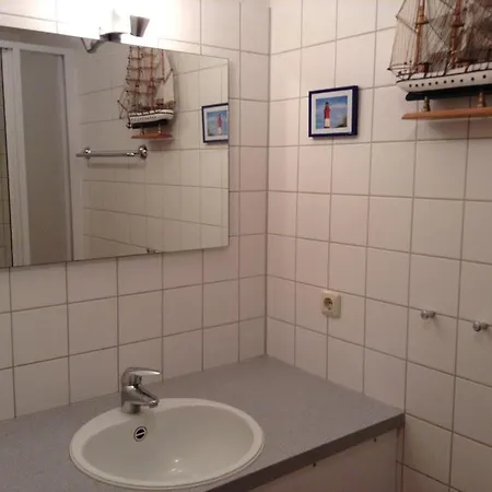 33 Am Reriker Yachthafen Mit Salzhaffblick *